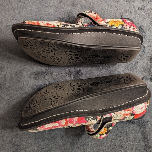 Alegria Belle size 6, multicolor flowers - Picture 3 of 4